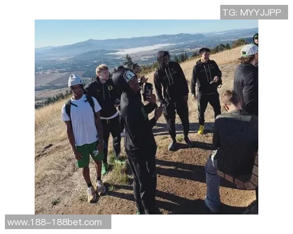 林葳在俄勒冈大学积极训练与队友们共同参与团建活动展现团队精神